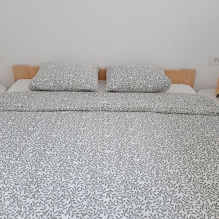 Green Bee Apartment Лешче Экстерьер фото