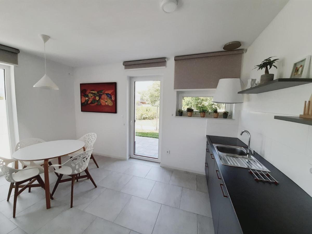 Green Bee Apartment Лешче Экстерьер фото