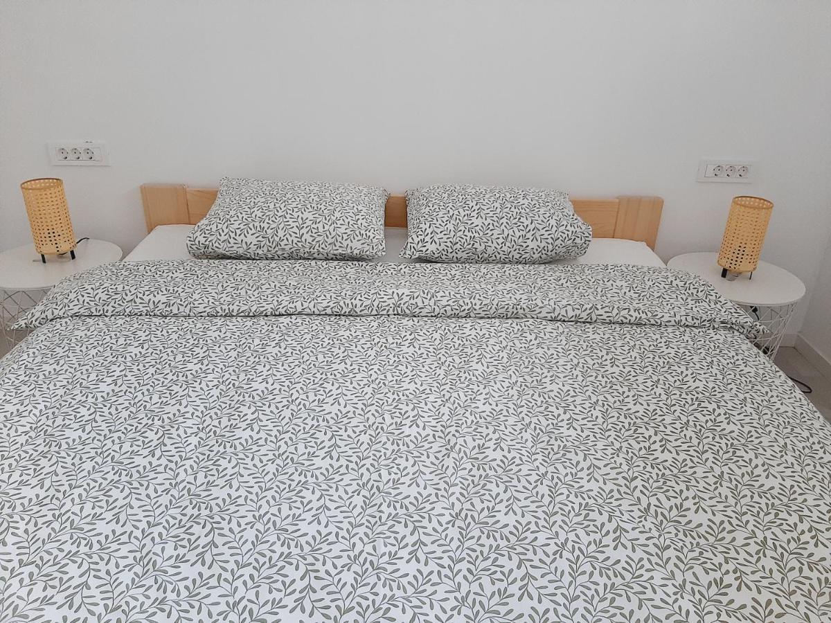 Green Bee Apartment Лешче Экстерьер фото